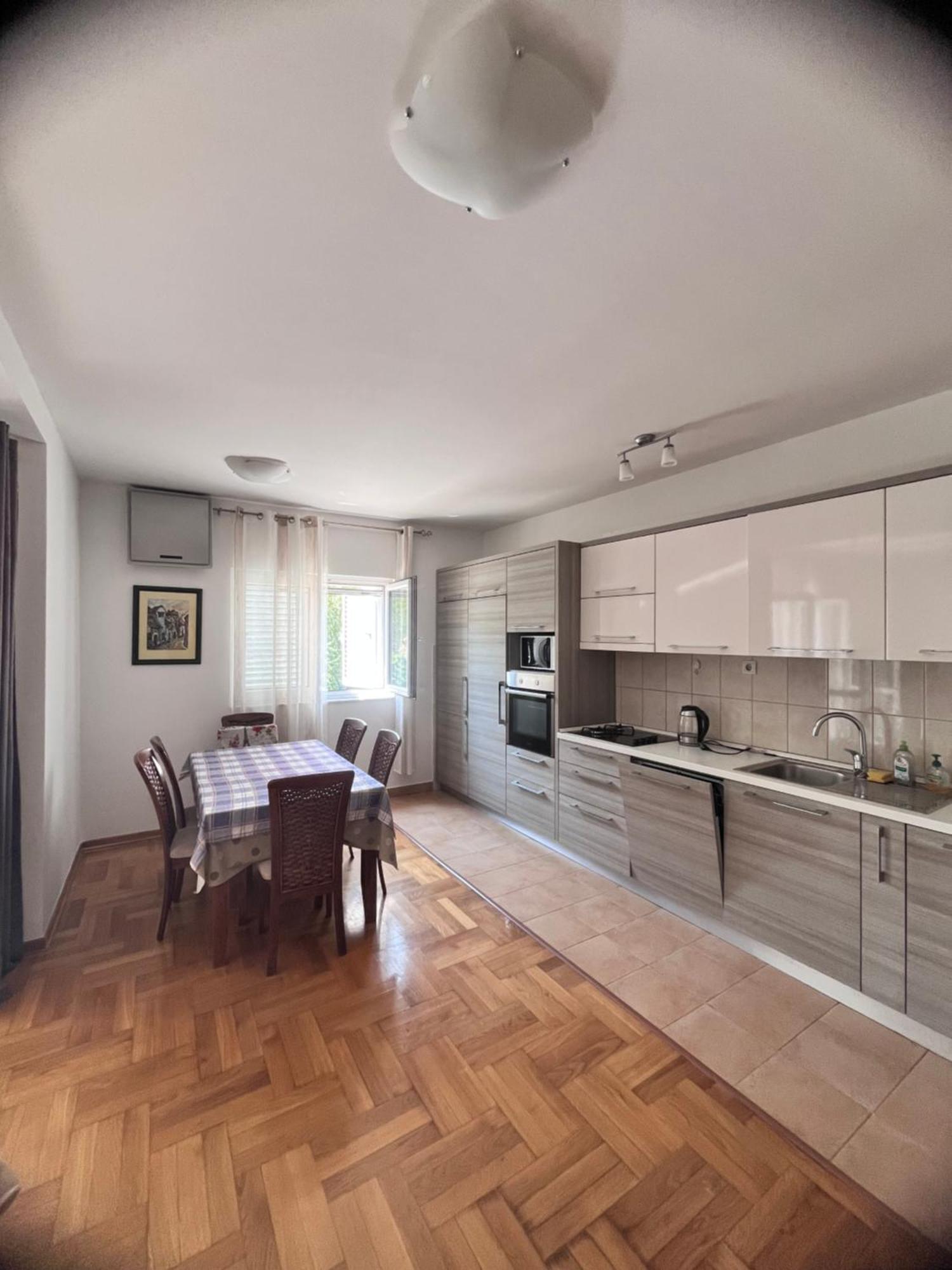 Apartment Belani, Own Parking Tivat Eksteriør billede